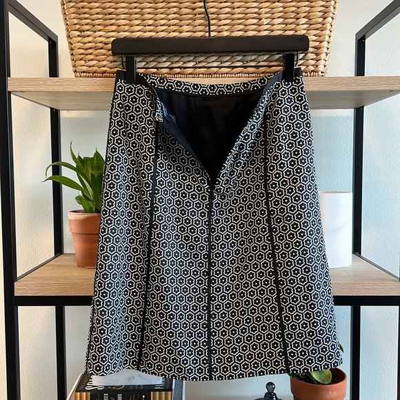 Ann Taylor 100% Silk Black & White Floral Classic Skirt, 2P - Picture 5 of 6